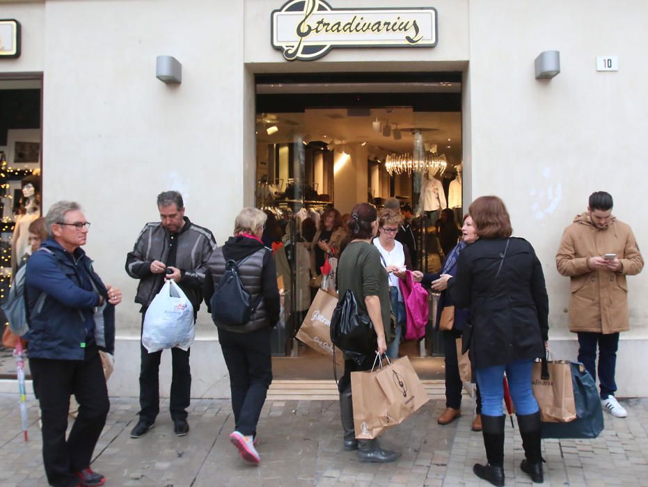 Mucha actividad en los comercios de Málaga en el primer día de compras con descuentos extraordinarios