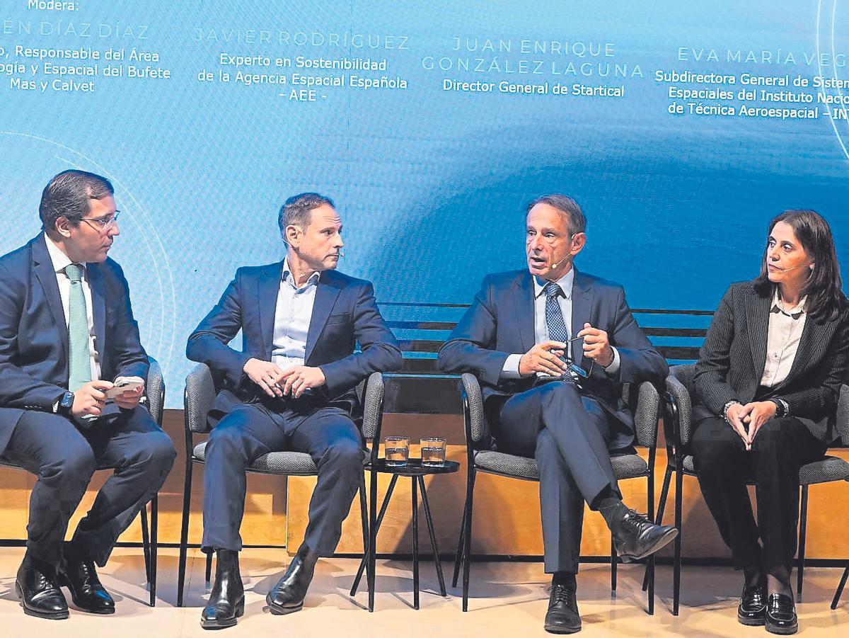 El moderador Efrén Díaz Díaz, abogado, responsable del Área de Tecnología y Espacial del Bufete Mas y Calvet; Javier Rodríguez, experto en Sostenibilidad de la Agencia Espacial Española (AEE); Juan Enrique González Laguna, director general de Startical, y Eva María Vega, subdirectora general de Sistemas Espaciales del Instituto Nacional de Técnica Aeroespacial (INTA).