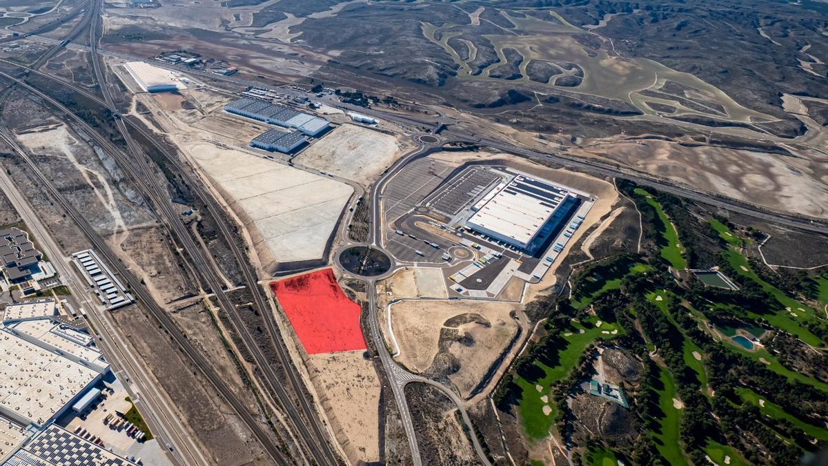 La parcela que el Gobierno de Aragón subastará en Plaza, en rojo.