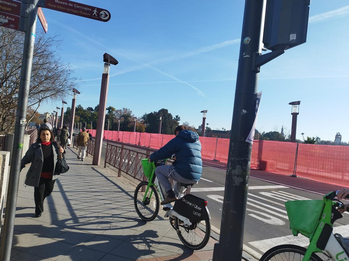 Carril bici cortado en el Puente de San Telmo de Sevilla por las obras de instalación de toldos