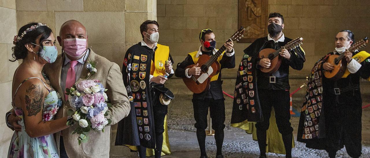 La actriz y activista Toni Díaz se casa en el Ayuntamiento de Alicante tras la conversación con INFORMACIÓN, en una imagen tomada este último sábado tras la ceremonia. | ALEX DOMÍNGUEZ