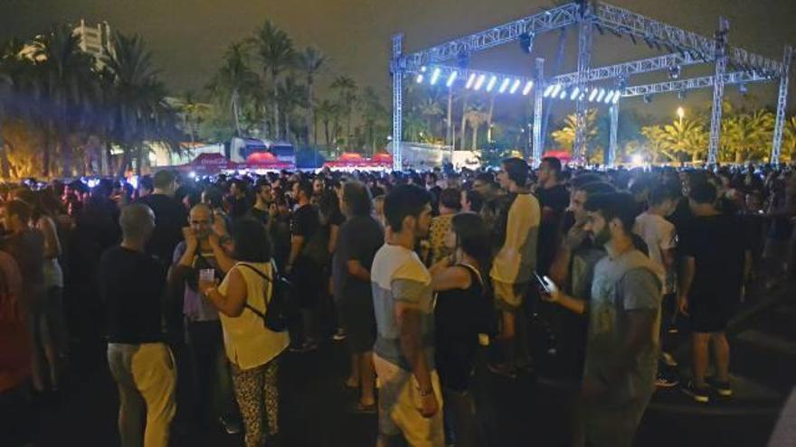 La barraca municipal, con miles de personas cada noche, en su emplazamiento habitual, en el aparcamiento de Candalix.