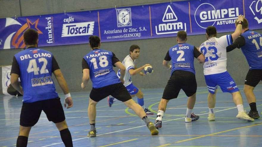 Un ataque del Toscaf Atlética Avilesina en el partido de ayer contra el Leganés.