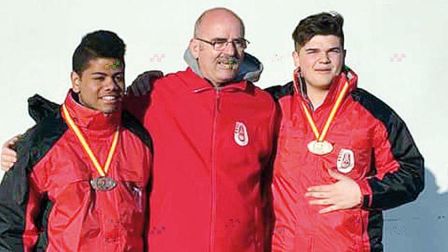 Aleix Casas i David Martín amb el seu entrenador Àngel Garcia