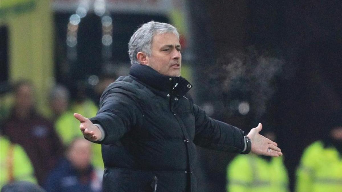 Mourinho se quejó por la labor de los recogepelotas de la fundación del United