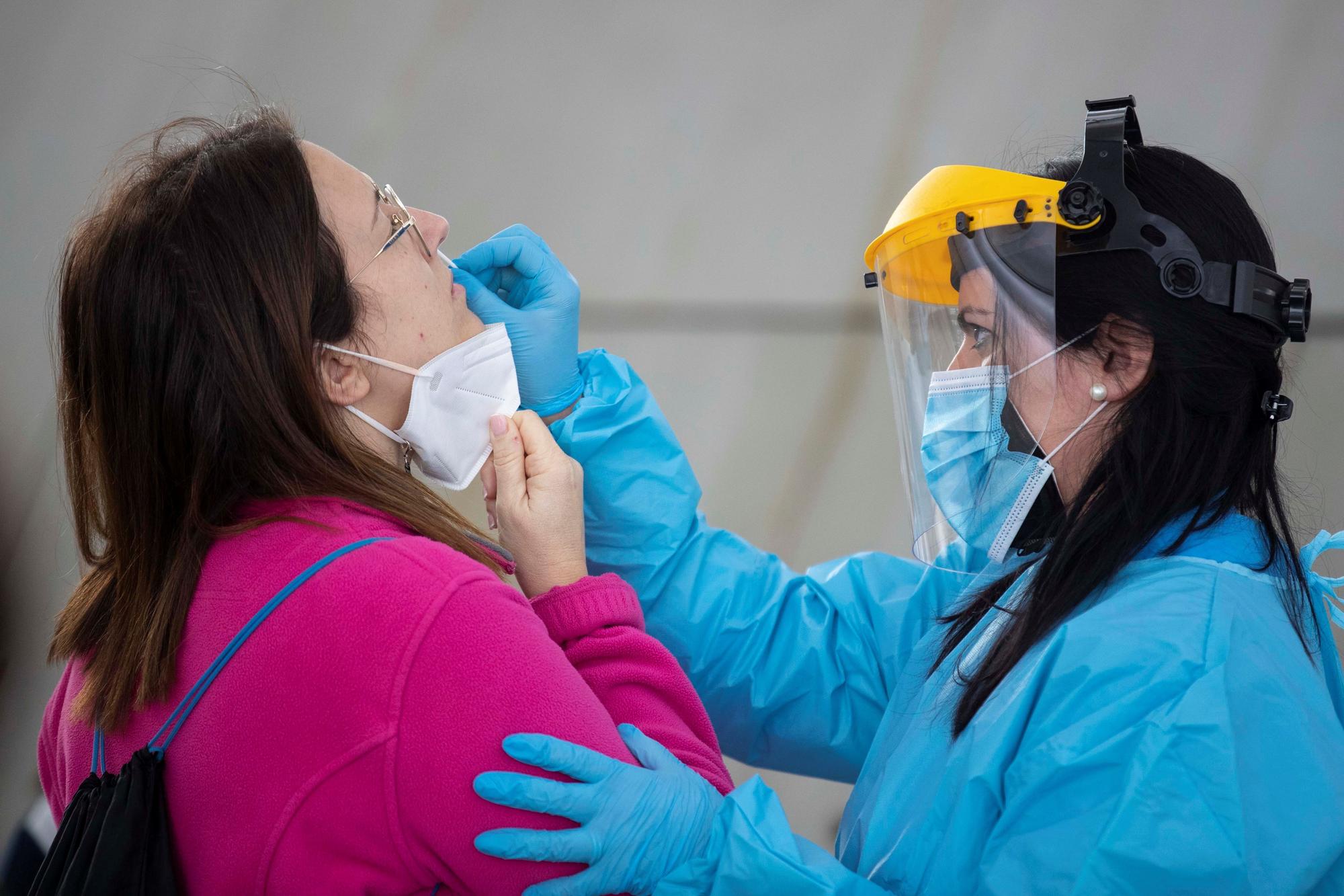 Una sanitaria realiza un test de antígenos a una maestra este domingo en el vivero de empresas de Archena, (Murcia).