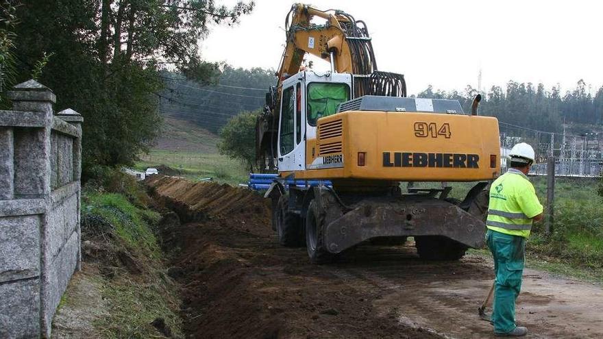 Los operarios y máquinas trabajan ya en Penerada para construir la nueva red. // Bernabé/Adrián Rei