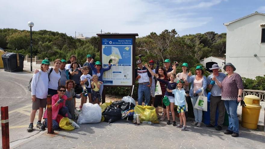 Jornada de limpieza en la playa y el pinar de Cala Agulla