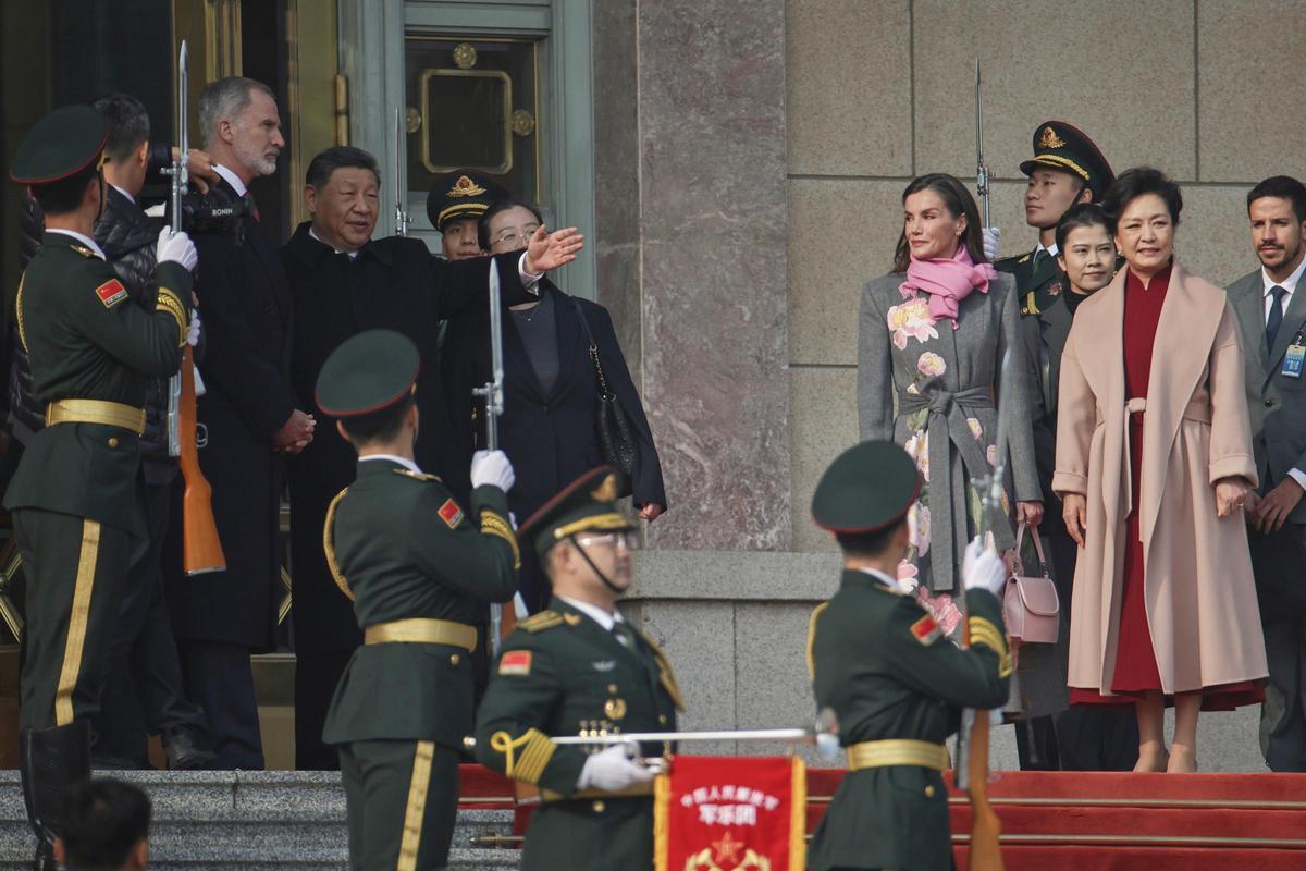 Los reyes Felipe y Letizia participan en una ofrenda floral en Pekín