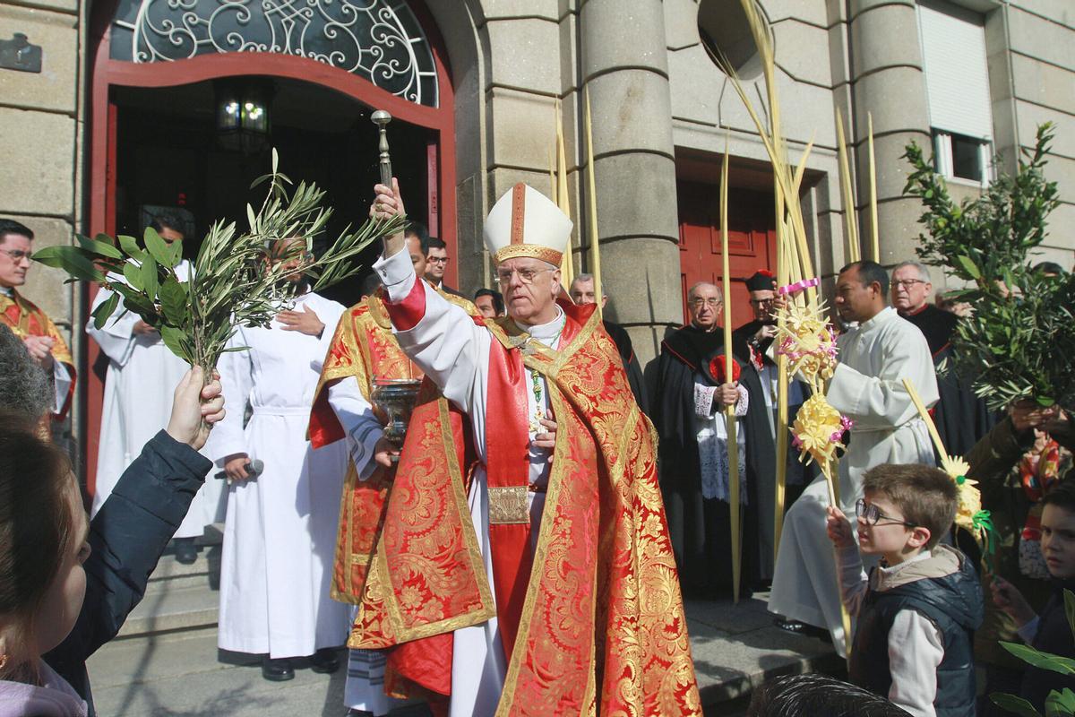 Cientos de fieles, con ramos y palmas, acompañaron a Jesús de Nazaret desde San Lázaro hasta la catedral