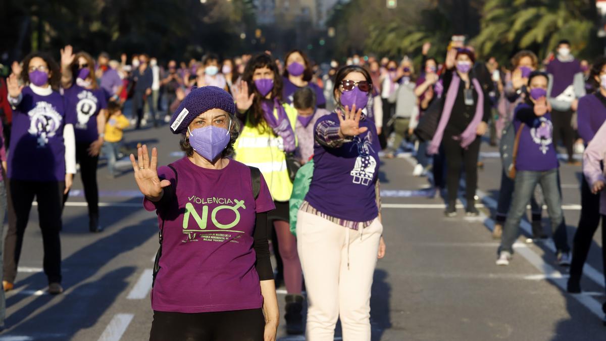 Baile feminista por el 8M en el Paseo del Parque de Málaga