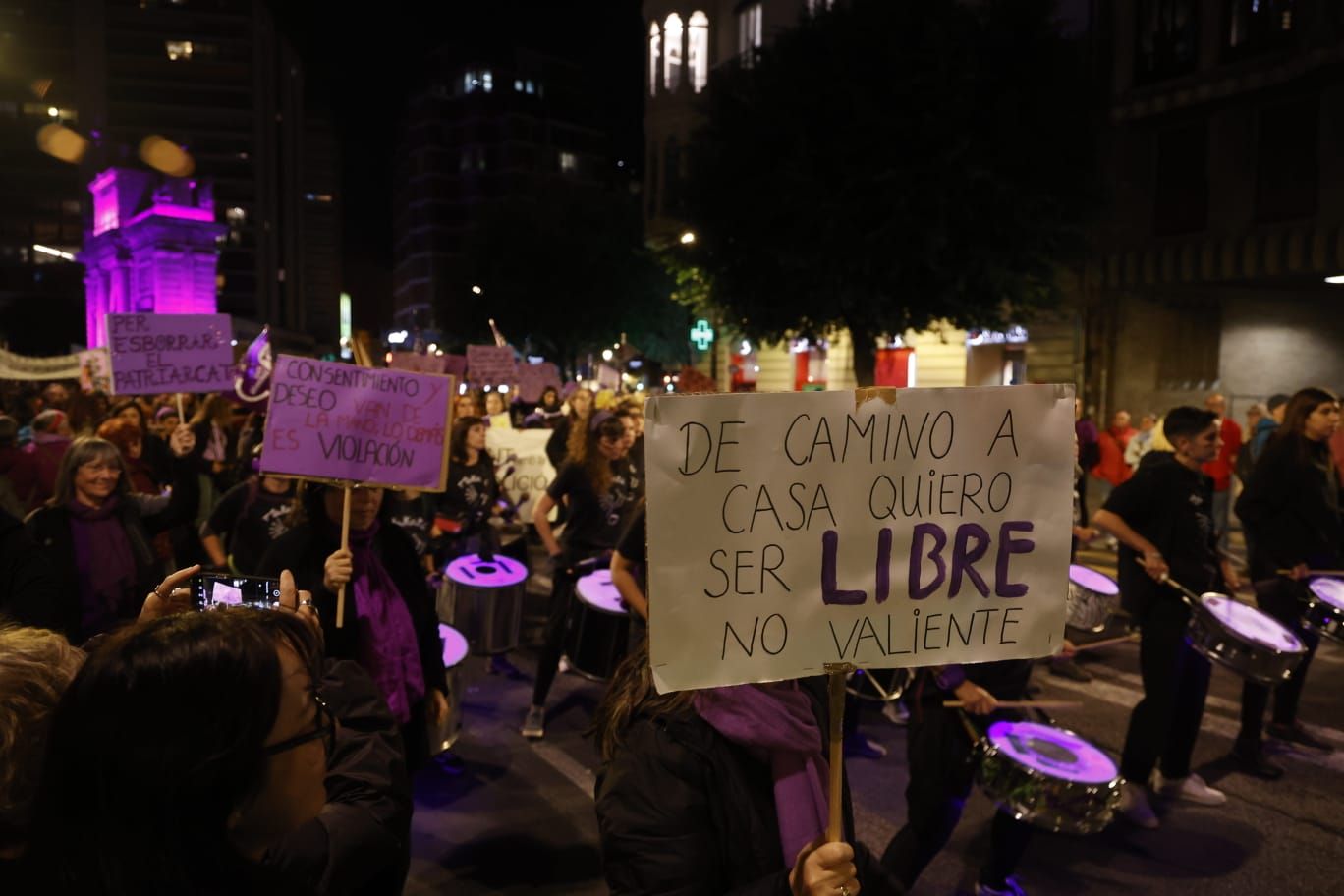 València se tiñe de morado en la lucha contra la violencia machista