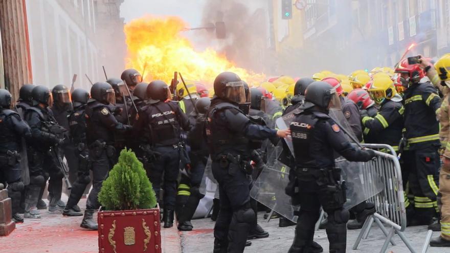 “El fuego no llegó a los agentes”, dicen los bomberos sobre el uso de un lanzallamas en el choque con policías