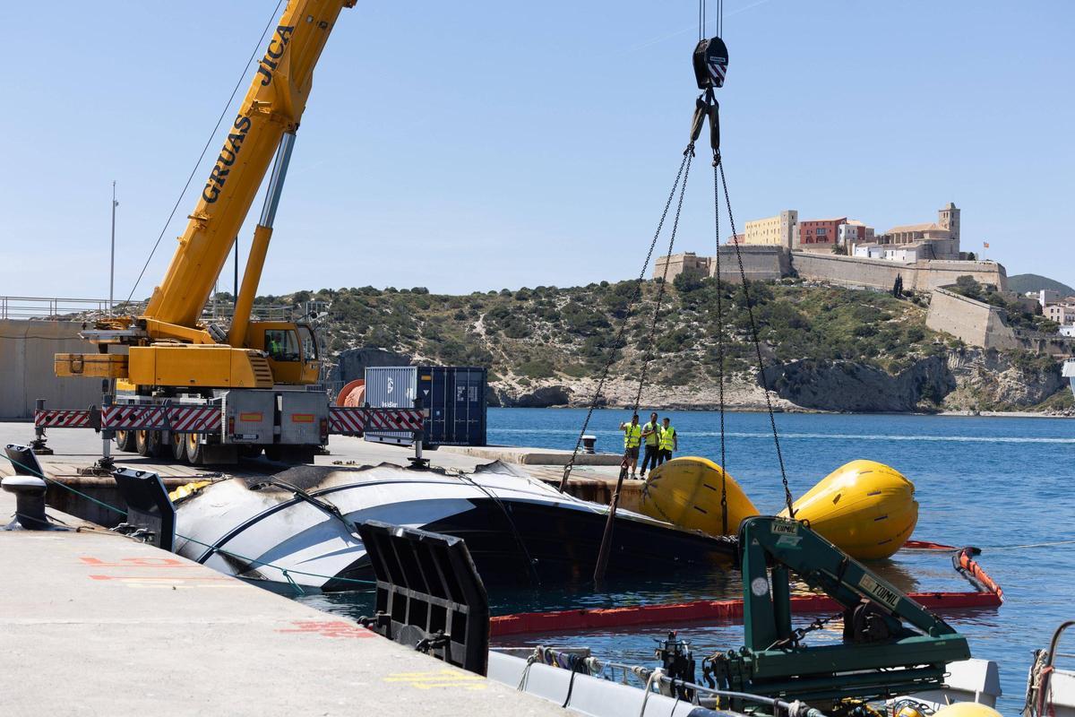 Espectaculares imágenes de la recuperación del yate que se incendió y se hundió en Ibiza