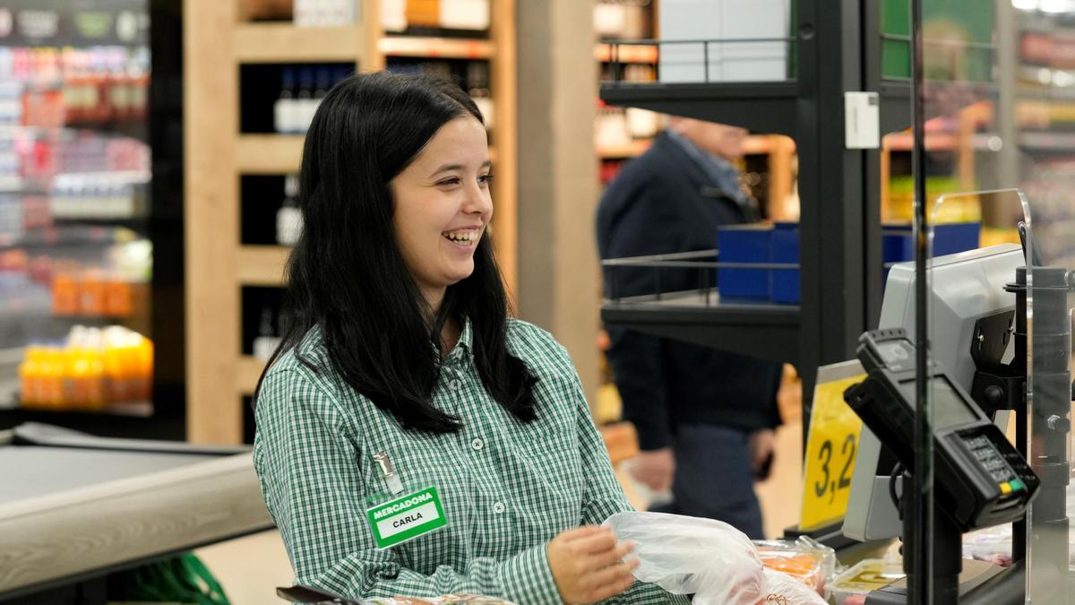 Una treballadora a una botiga de Mercadona.