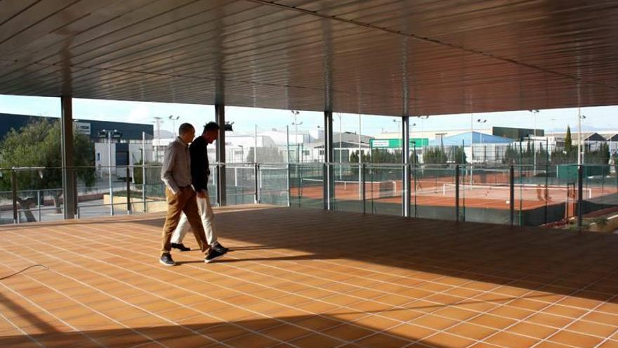 Las pistas de tenis y pádel ya tienen terraza en Almassora