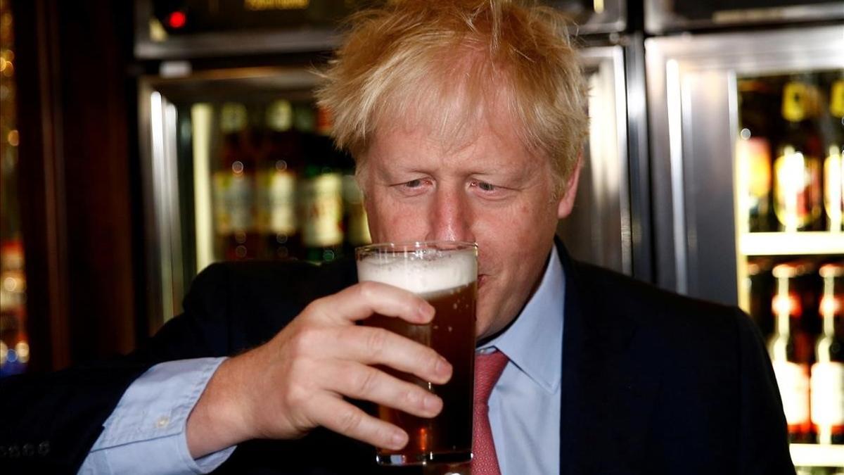 Boris Johnson, el candidato al liderazgo del Partido Conservador de Gran Bretaña, se toma una cerveza en el Bar Metropolitano de Wetherspoons en Londres.