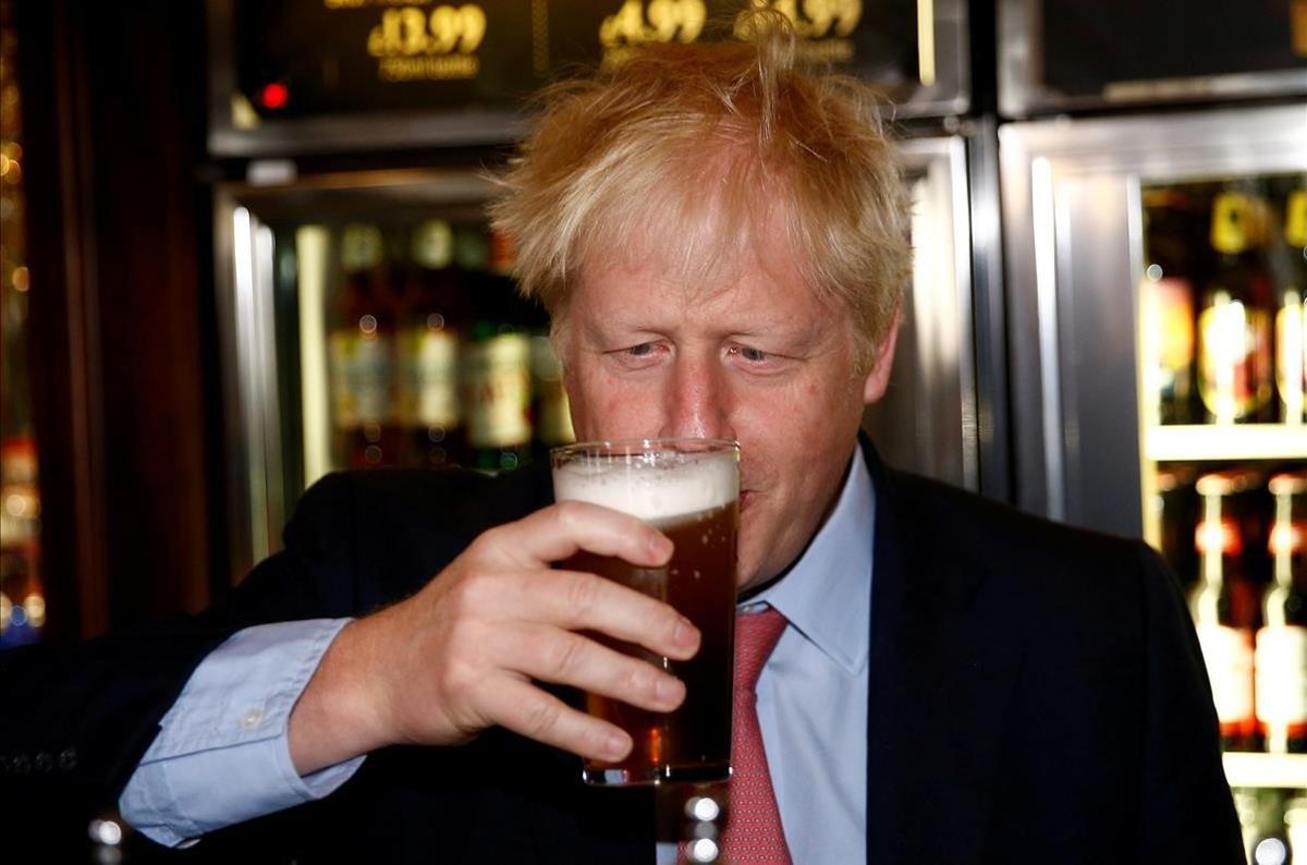 Boris Johnson, el candidato al liderazgo del Partido Conservador de Gran Bretaña, se toma una cerveza en el Bar Metropolitano de Wetherspoons en Londres.