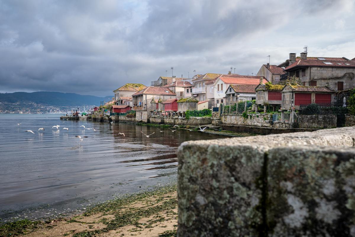 Vista de las casas 'mariñeiras' de Combarro desde la Praia do Padrón