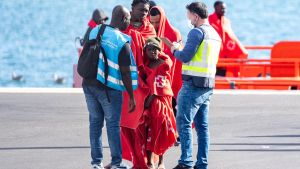 Un grupo de migrantes, entre ellos un niño, a su llegada a Lanzarote.