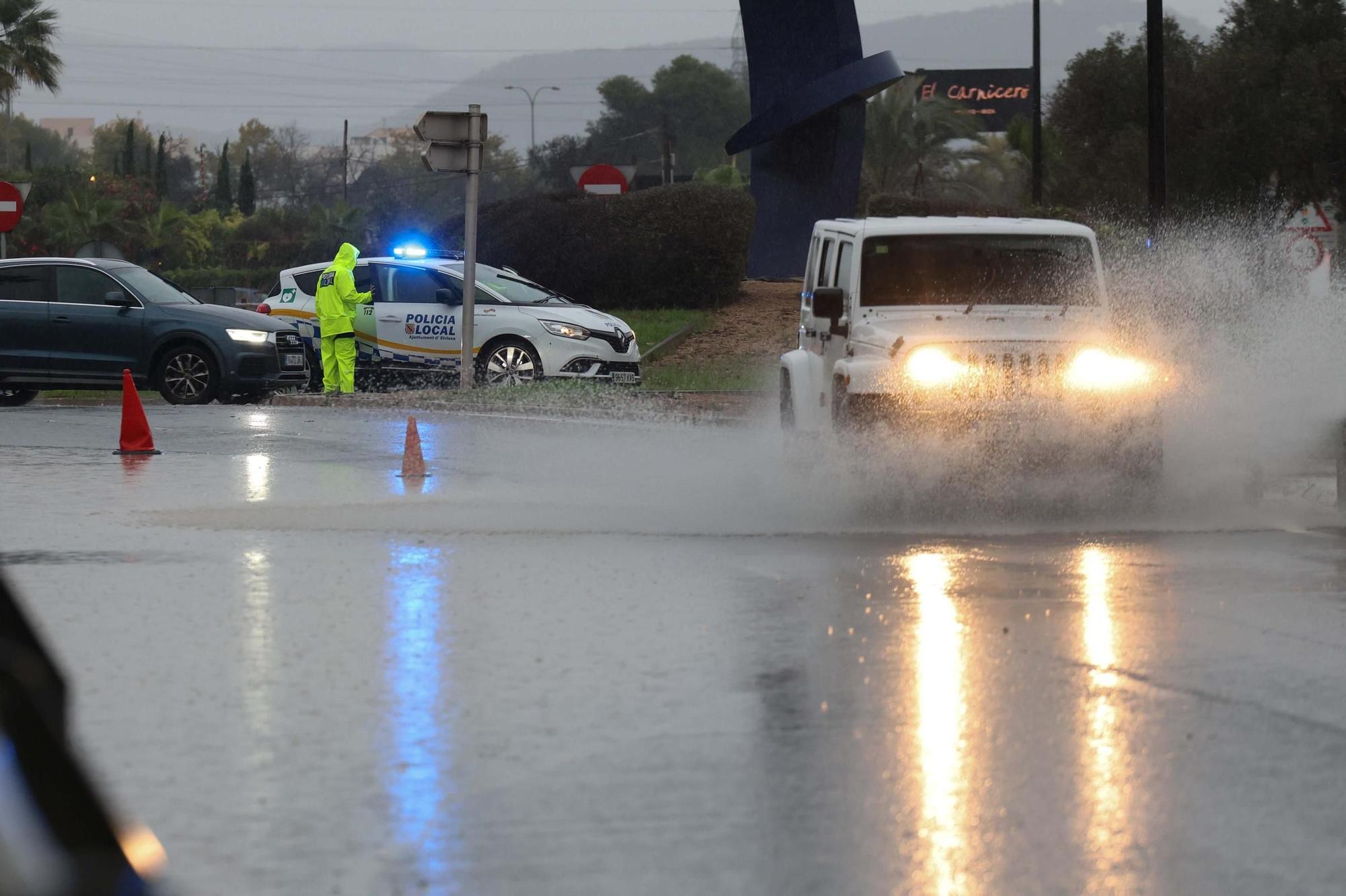 Rotonda de Can Misses anegada. J.A. RIERA