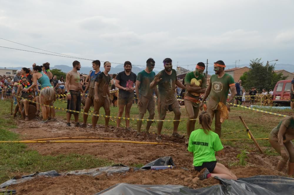 Més de 400 valents superen entre fang i rialles els obstacles de la Casserres Salvatge