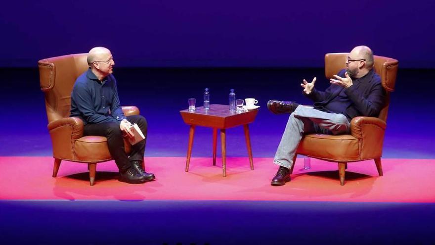 Por la izquierda, Óscar López y Carlos Ruiz Zafón, ayer, en el escenario del auditorio del Niemeyer.