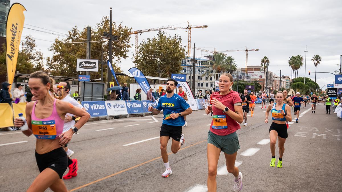 Los especialistas del Hospital Vithas Valencia Turia destacan que correr un medio maratón o un maratón deja huellas visibles y profundas en el cuerpo.