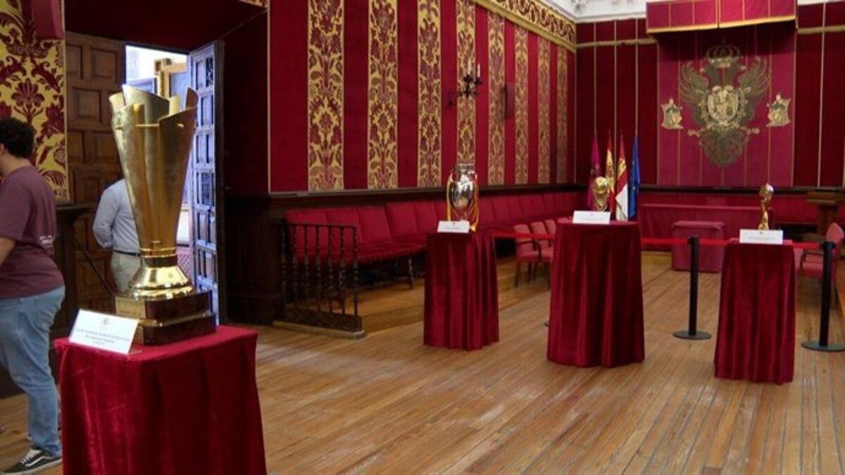 Exposición de los trofeos en el Ayuntamiento de Toledo