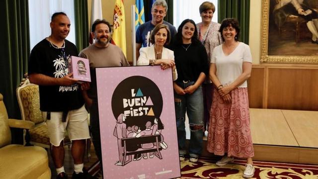 Por la izquierda, Sergio Sierra, Nacho Quesada, Ángeles Fernández-Ahúja, José Ramón Tuero, Itziar Balbín, Teresa Álvarez y Montse Capellín, ayer, en el salón de recepciones del Ayuntamiento. | Marcos León