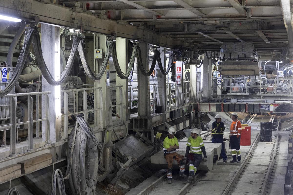 En el interior de la tuneladora de la L9 del metro