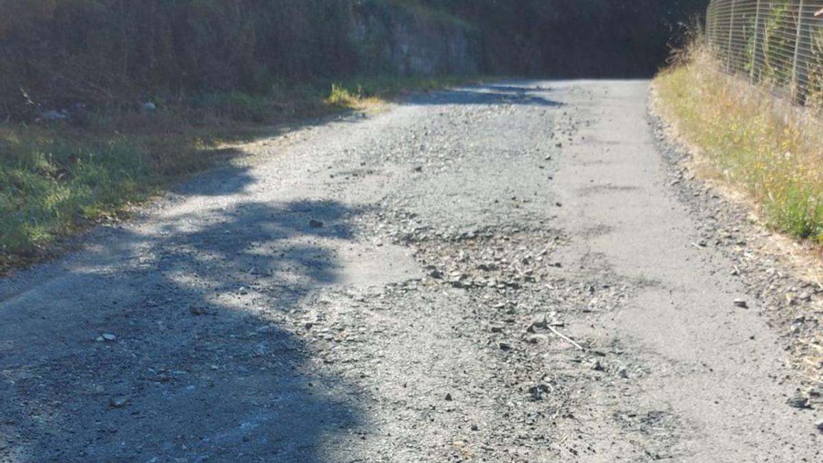 Aceras rotas y viales sin bachear en Vila de Cruces 