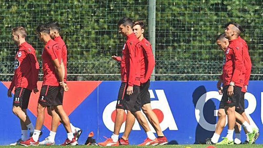 Los titulares en la ida frente al Mallorca abandonan el césped de la ciudad deportiva.