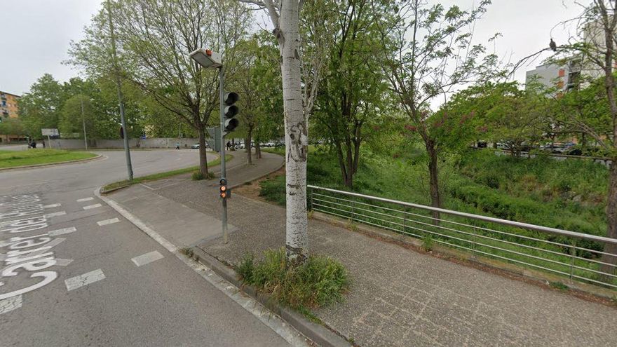 Una baralla a Girona acaba amb un home llençant-se al riu per evitar ser atropellat