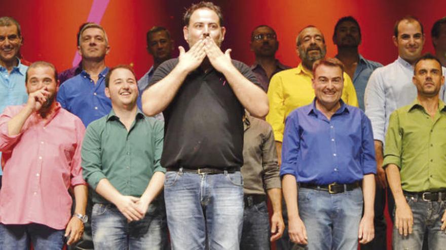 Joan Laínez, en el centro, al frente del Mallorca Gay Men&#039;s Chorus. // FdV