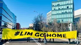La protesta contra Meriton de Alegría: "Lim go home" en la sede de LaLiga
