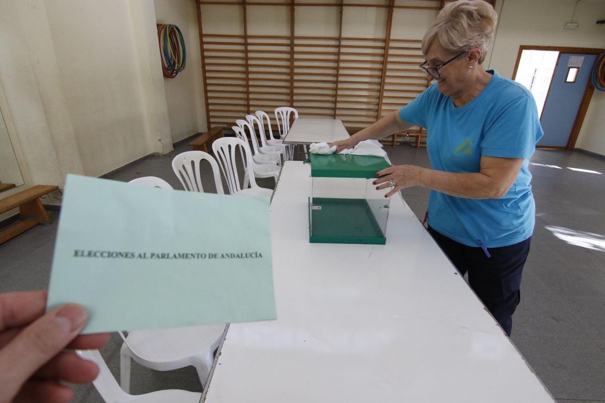 colocación mesas electorales papeletas urnas en colegio europa para la elecciones andaluzas 2D