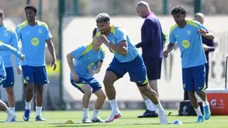 Ronald Araujo trabajó con normalidad y estará en la convocatoria de mañana.