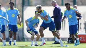 Ronald Araujo trabajó con normalidad y estará en la convocatoria de mañana.