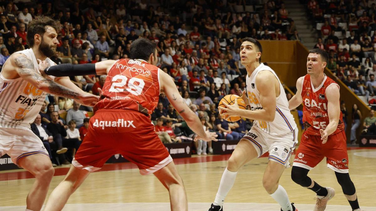 Les imatges del derbi entre el Bàsquet Girona i el Manresa