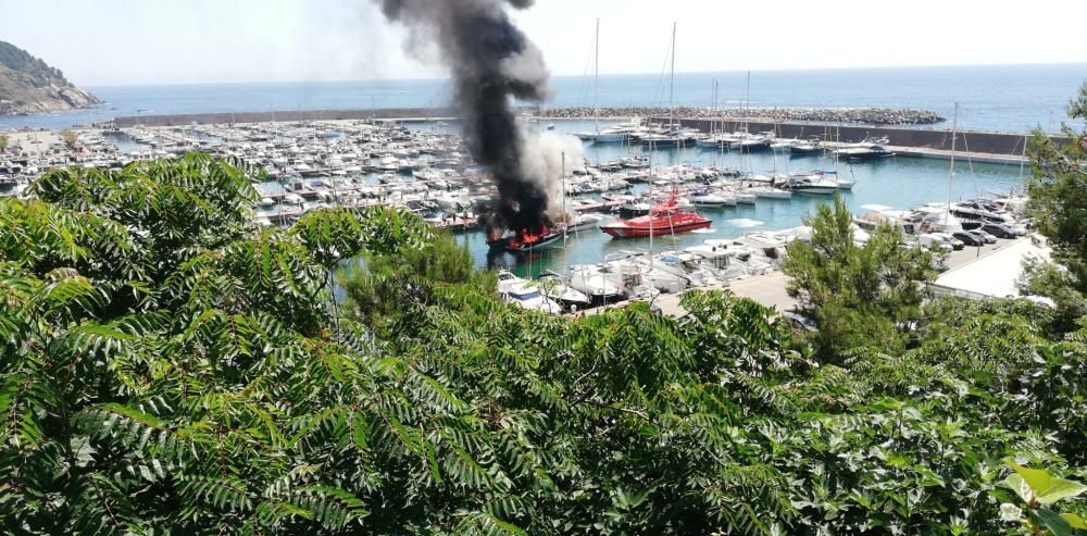 Incendi al port marina de Palamós