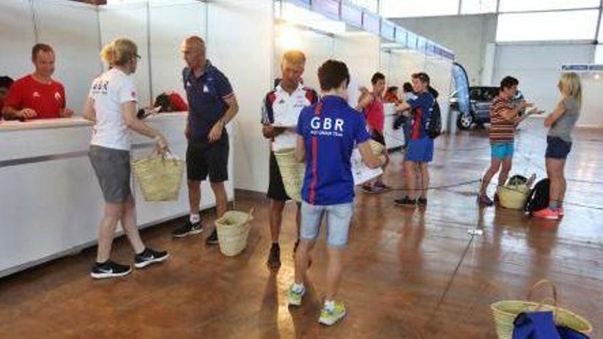 Registro de participantes en el Recinto Ferial de Eivissa ayer, en el que también se han instalado diferentes expositores relacionados con el deporte o de productos de los Europeos de Multideporte.