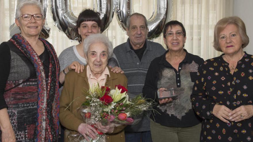 Cecília Puigcercós Vidal amb un ram de flors a les mans