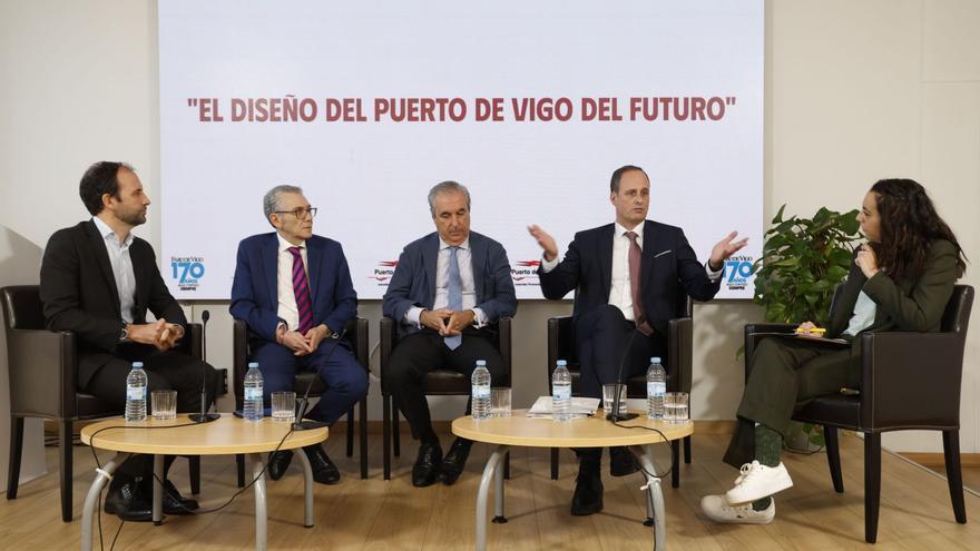 De izquierda a derecha: Xoán Martínez, Javier Touza, Juan Riva, Carlos Botana  y la redactora jefa de FARO, Lara Graña, durante el debate de DIÁLOGOS CON FARO.