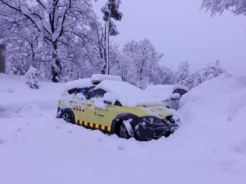 Assistència a un grup de nens atrapats en una casa de colònies de Saldes