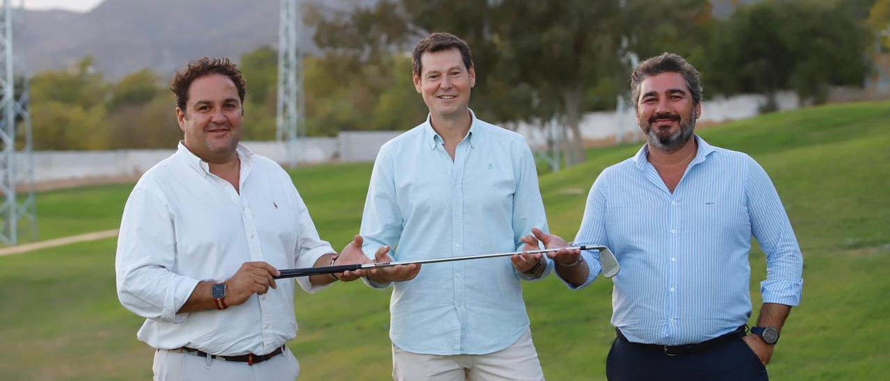 De izquierda a derecha: Federico López y Rafael Gómez, promotores del Arruzafa Golf, junto a David Martínez, socio del proyecto.