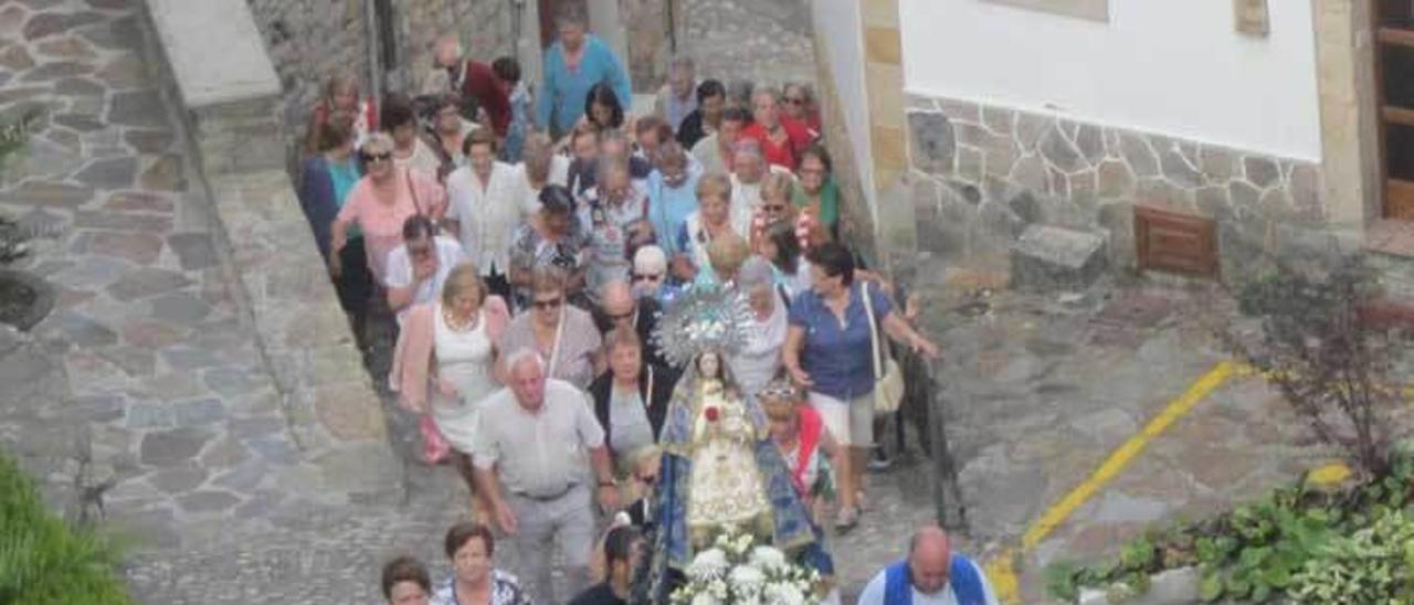 La Virgen del Buen Suceso, ascendiendo hasta la iglesia a hombros de los fieles, hace unos días, durante la novena en su honor.