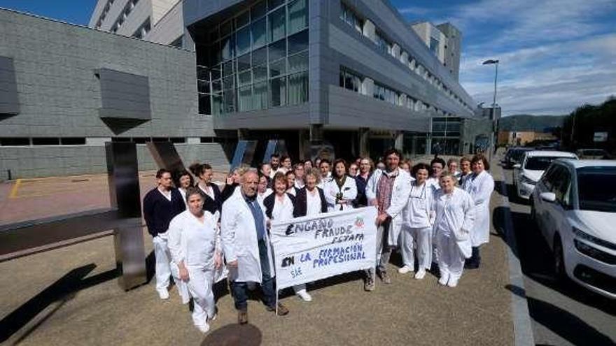 Participantes en la concentración ante el hospital.