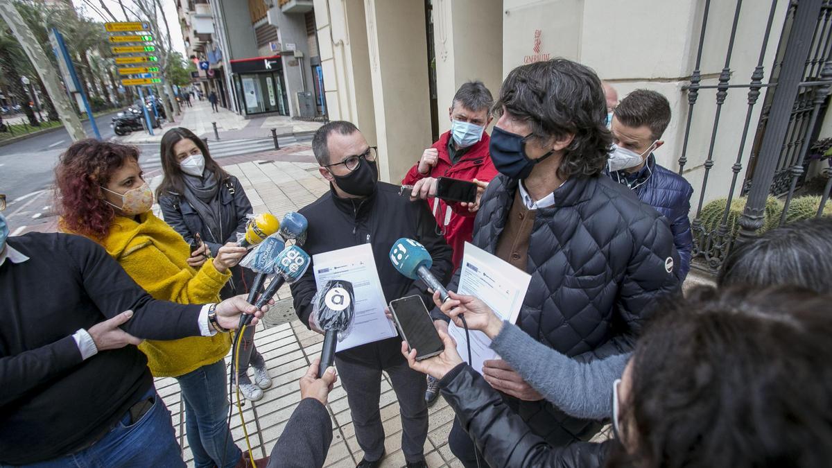 Los hosteleros Anca y Galdeano tras presentar las demandas patrimoniales en el Consell.