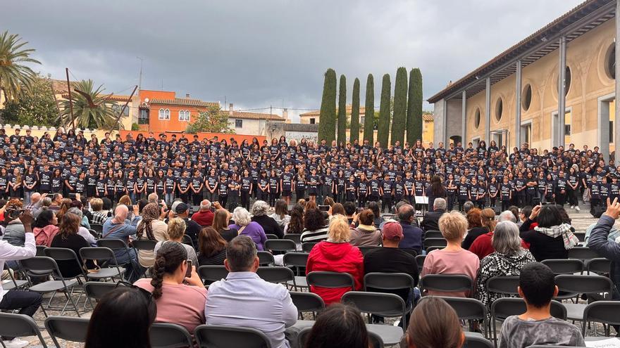 Prop de 400 alumnes de l&#039;Alt Empordà participen al primer Cantarella a Castelló d&#039;Empúries